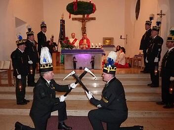 Die Knappen gestalteten den Gottesdienst in der Stockheimer Kirche St. Wolfgang mit, der erstmals von Pfarrer Hans-Michael Dinkel gehalten wurde. Mit dabei auch Diakon Wolfgang Fehn.  Foto: Gerd Fleischmann