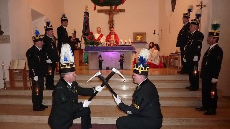 Die Knappen gestalteten den Gottesdienst in der Stockheimer Kirche St. Wolfgang mit, der erstmals von Pfarrer Hans-Michael Dinkel gehalten wurde. Mit dabei auch Diakon Wolfgang Fehn.  Foto: Gerd Fleischmann