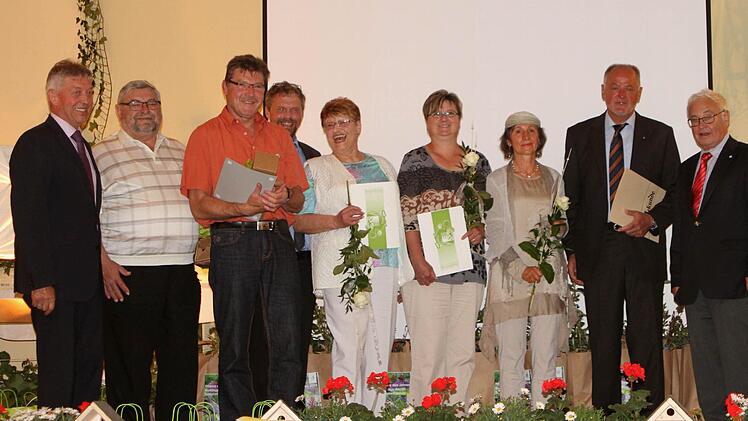 Sie wurden für langjährige Vorstandstätigkeit geehrt: (von links) Bezirksvorsitzender Otto Hühnerkopf, Adam Bühl, Michael Halbig, Guntram Ulsamer, Christel Schober, Andrea Werner, Milena Bauer, Heinz Müller und Landrat Rudolf Handwerker.