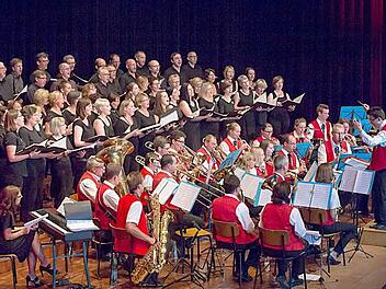 Der Musikverein Rödental und der Chor "Unerhört" begeisterten bei ihrem Konzert in Coburg. Foto: Albert Höchstädter