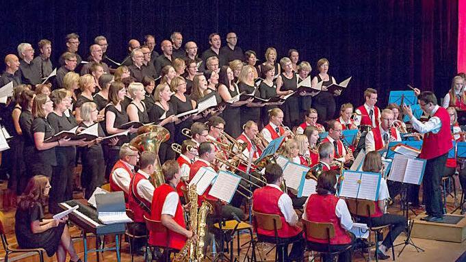 Der Musikverein Rödental und der Chor "Unerhört" begeisterten bei ihrem Konzert in Coburg. Foto: Albert Höchstädter