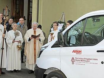 Pater Gottfried Scheer segnet das Fahrzeug. Foto: Dominikus-Ringeisen-Werk
