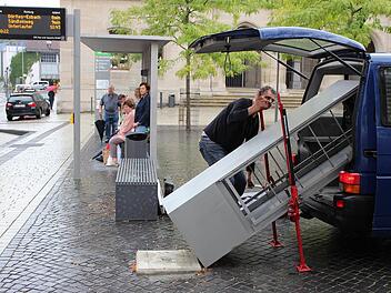 Hans-Jürgen Greve hievt den Bücherschrank aus seinem Transporter auf das Fundament neben der Bushaltestelle. Foto: Ulrike Nauer