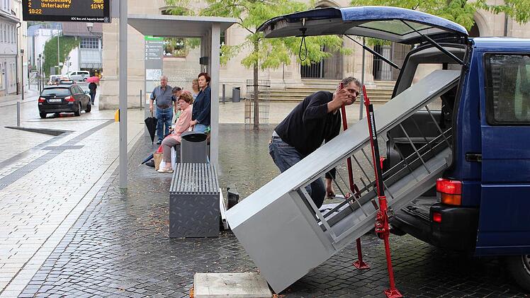 Hans-Jürgen Greve hievt den Bücherschrank aus seinem Transporter auf das Fundament neben der Bushaltestelle. Foto: Ulrike Nauer