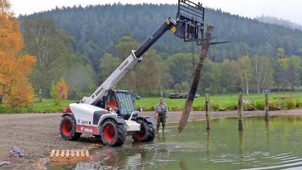 Bauhofmitarbeiter haben den Fußgängersteg am Badesee in zwei Tagen abgebaut.