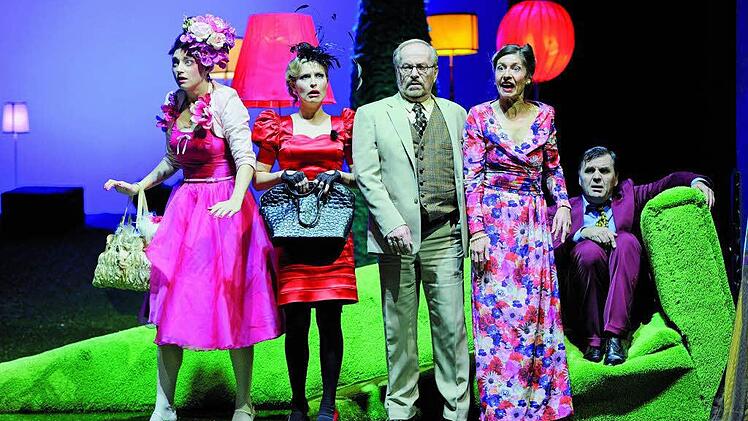 Am E.T.A. Hoffmann Theater punktet "Krähwinkel" als Provinzposse. Noch gibt's Tickets für die finalen Vorstellungen.  Foto: Martin Kaufhold