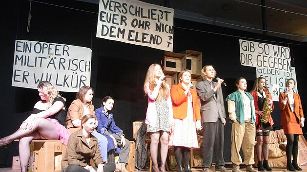 Einen quirligen Abend gab es am Jack-Steinberger-Gymnasium bei der Auff&uuml;hrung der "Dreigroschenoper" von Bertolt Brecht. Auch gesanglich war das Ensemble der Oberstufe gut drauf. Foto: Joachim R&uuml;bel