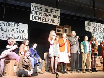 Einen quirligen Abend gab es am Jack-Steinberger-Gymnasium bei der Aufführung der "Dreigroschenoper" von Bertolt Brecht. Auch gesanglich war das Ensemble der Oberstufe gut drauf. Foto: Joachim Rübel