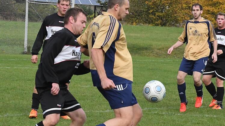 Eng am Mann: Unser Bild zeigt Obereschenbachs Benedikt Meder (links), der Oberbachs Christian Hergenröder vom Ball trennen will. Das Duell endet schließlich 2:2. Foto: Hopf