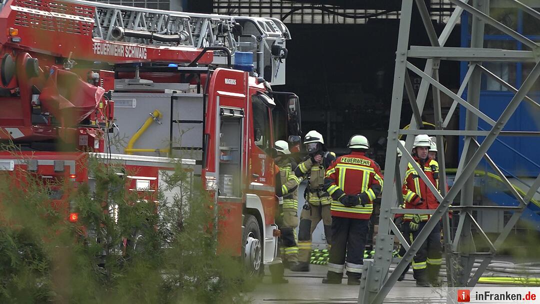 Lagerhallenbrand verursacht hohen Sachschaden - Feuerwehr hat Flammen schnell unter Kontrolle