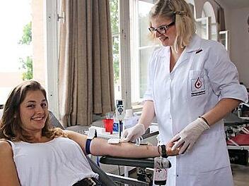 Paula Kammerer spendet hat zum ersten Mal Blut. Professionell betreut wird sie dabei von Arzthelferin Eva Kopp.  Fotos: Andreas Schmitt