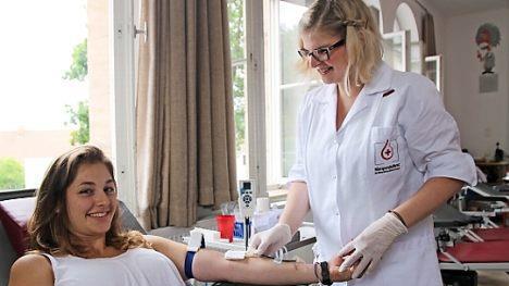 Paula Kammerer spendet hat zum ersten Mal Blut. Professionell betreut wird sie dabei von Arzthelferin Eva Kopp.  Fotos: Andreas Schmitt