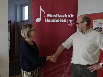 Nach 28 Jahren gibt Erich Koch die Leitung der Musikschule an Sarah Szarek ab.  Foto: Sylvia Hubele