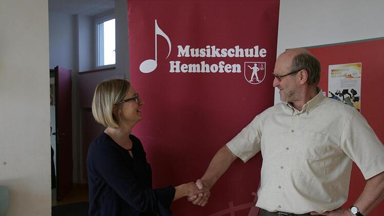 Nach 28 Jahren gibt Erich Koch die Leitung der Musikschule an Sarah Szarek ab.  Foto: Sylvia Hubele