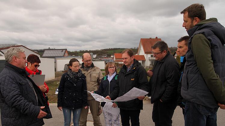 Bürgermeister Alfons Hartlieb (links) mit Ingenieur Peter Ruck (Vierter von rechts),  dem Bauausschuss und Anliegern über der Planung für die Querungshilfe in der Bamberger Straße
