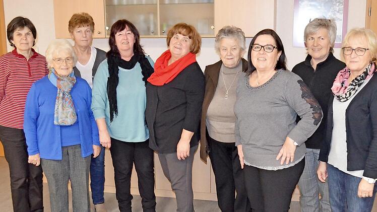 Die Vorstandschaft des Gesangvereins Liederhort mit den Vorsitzenden Angelika Geiger und Elke Schramm (Vierte und Fünfte von links) sowie Chorleiterin Eva Maria Schnapp (Zweite von rechts) Foto: Thomas Micheel