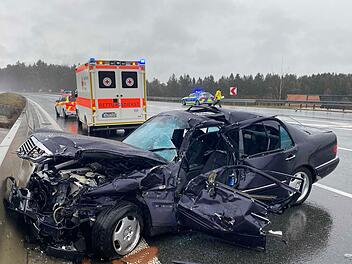 T&ouml;dlicher Unfall: Auf der A9 bei Hormersdorf verlor am Montagmittag ein 21-j&auml;hriger Autofahrer sein Leben. Foto: News5 / Merzbach