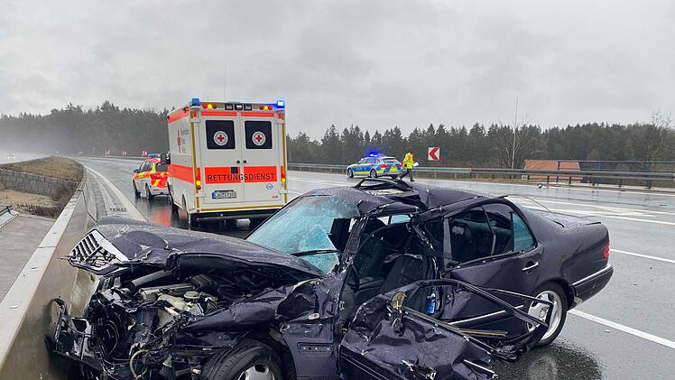 Tödlicher Unfall: Auf der A9 bei Hormersdorf verlor am Montagmittag ein 21-jähriger Autofahrer sein Leben. Foto: News5 / Merzbach