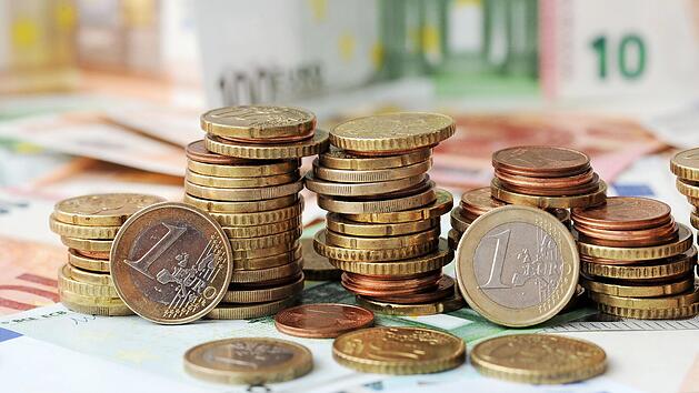 Der Haushalt im Markt Burkardroth ist noch stabil. Wie sich die Corona-Pandemie darauf auswirkt, l&auml;sst sich momentan noch nicht absehen. Der Gemeinderat geht davon aus, dass in der kommenden Wahlperiode mit Einschr&auml;nkungen zu rechnen ist.  Foto: Symbolbild Tobias Hase, dpa