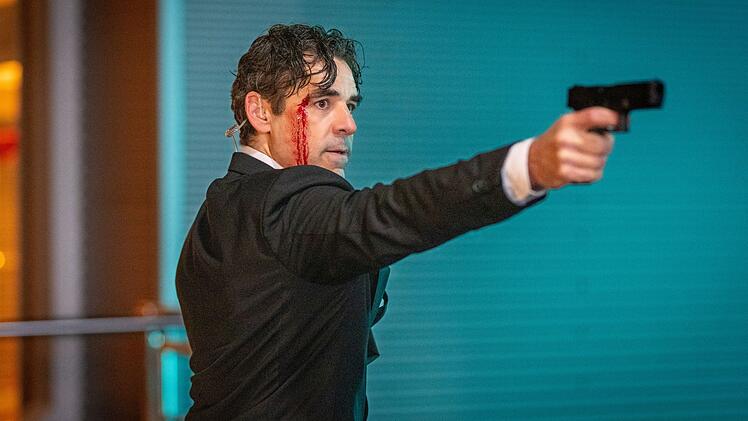 Blut, Waffe, Konzentration: Jan Sch&auml;fer (Tobias Oertel) versteht seinen Job als Personensch&uuml;tzer.