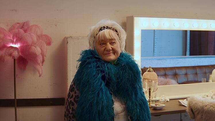 Renate (Carmen Maja Antoni) ger&auml;t in den Backstage-Bereich einer Dragqueen und probiert sich einfach mal aus.
