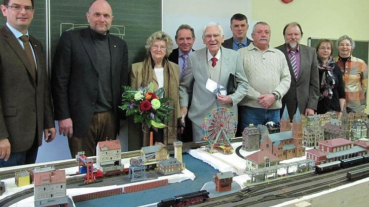 Ein herzliches Dankeschön an Horst Zabinski (5. von links) und seine Lebensgefährtin, Fr. Husemann (3. von links, mit Blumen) sagen vom Lions-Club Karl-Heinz Wirth, Michael Müller von Münchhof und Walter Mackert sowie (von rechts) Marianne Kaufmann, Sandra Schnapp (Elternbeirat), Rektor Roland Christeiner, Lothar Kaufmann und Zweiter Bürgermeister Hans-Josef Stich.