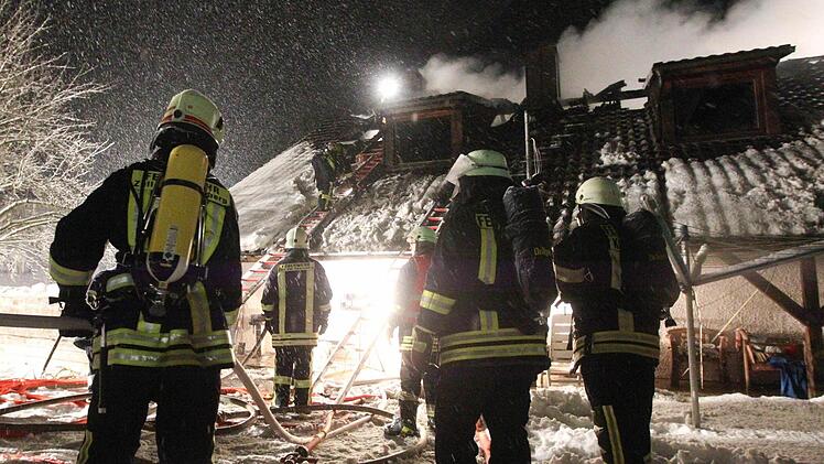 Schwerstarbeit leistete die Feuerwehr beim Brand in Fatschenbrunn.