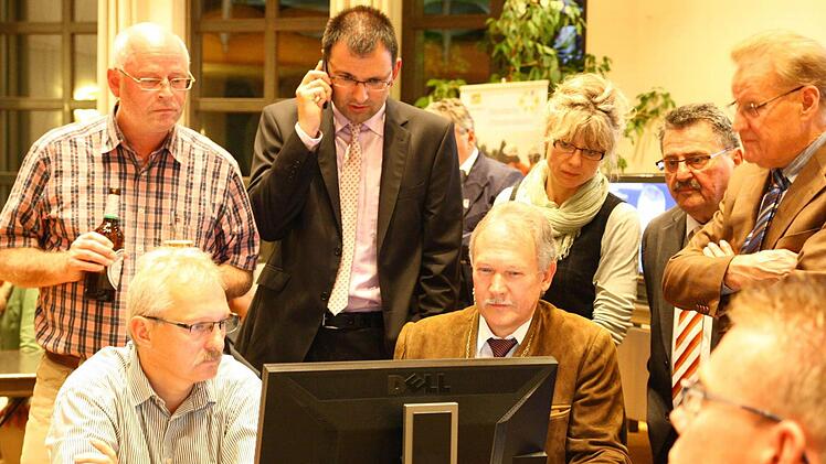 Gespannter Blick auf den Bildschirm: Martin Schöffel am Telefon mit dem Wunsiedler Landrat Karl Döhler (sitzend, Mitte) und Parteifreunden.