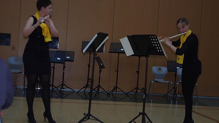 Franziska Schubert und Katrin Weiß (von links) spielten das Duo concertant für zwei Flöten von Friedrich Kuhlau.