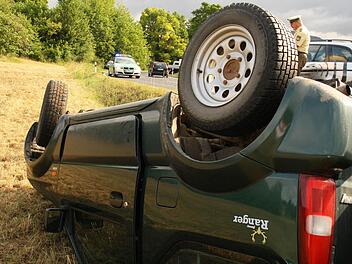 Auf dem Dach blieb das Auto einer 23-Jährigen bei Nüdlingen liegen. Foto: Paul Ziegler