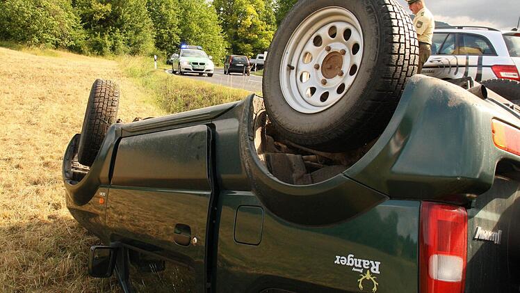 Auf dem Dach blieb das Auto einer 23-Jährigen bei Nüdlingen liegen. Foto: Paul Ziegler
