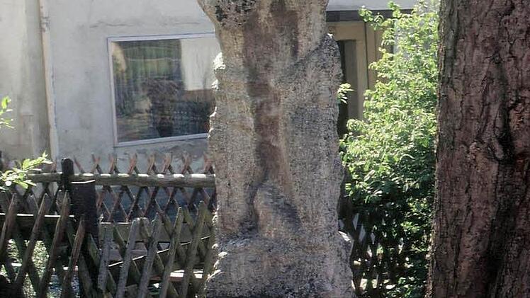 Die Figur des heiligen Christophorus an seinem ursprünglichen Standplatz, links neben der kleinen Brücke. Eine Aufnahme von 1985. Foto: Reinhard Löwisch