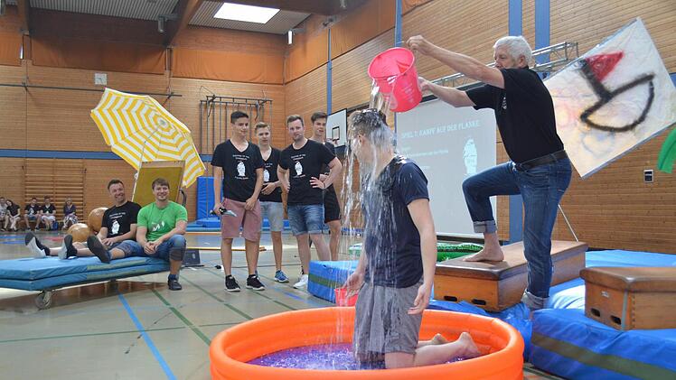 "Der Anführer der Schule", Schulleiter Bernd Lohneiß, verpasste dem "Anführer der Schüler", Schülersprecher Hannes Nitsch, eine kalte Dusche. Foto: Larissa Händel