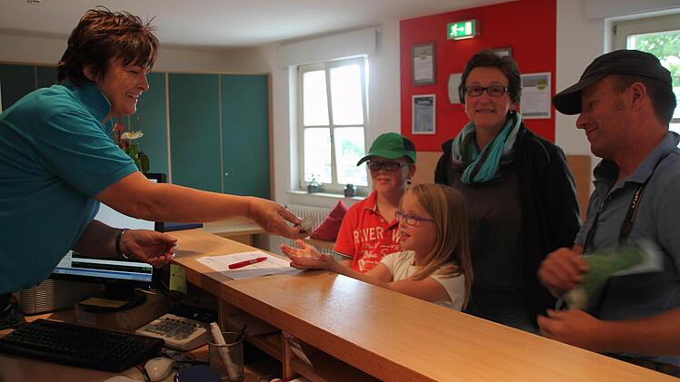 Hildegard Eichmann ist die Chefin an der Rezeption.