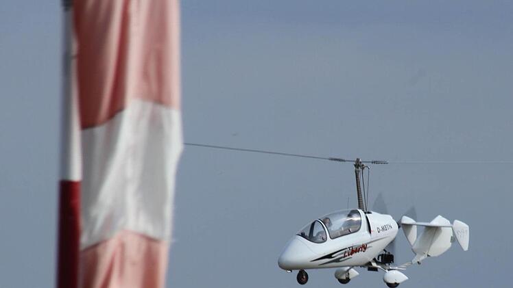 Wie Spielzeug umkreisen die Tragschrauber den Tower auf dem Flugplatz Kulmbach. Foto: Sonny Adam