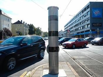 Nürnberg hat einen neuen Superblitzer. Unter Autofahrern löst die schlanke Säule mit der Lasertechnik an der Schöller-Kreuzung Angst und Schrecken aus. Foto: Nikolas Pelke