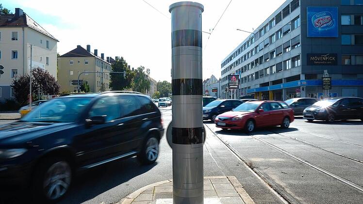 Nürnberg hat einen neuen Superblitzer. Unter Autofahrern löst die schlanke Säule mit der Lasertechnik an der Schöller-Kreuzung Angst und Schrecken aus. Foto: Nikolas Pelke