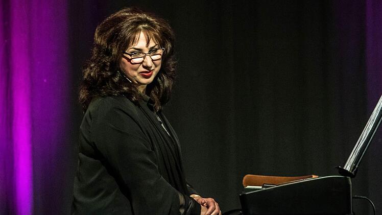 Svetlana Klimova begleitete Lizzy Aumeier bei ihrem Gastspiel im "Schwarzen Bären".Foto: Jochen Berger