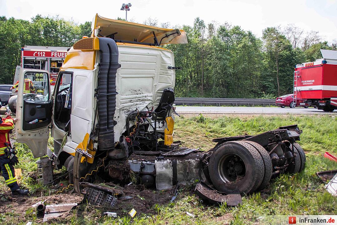 Nürnberg_ Schwerer Lkw-Unfall nach Reifenplatzer