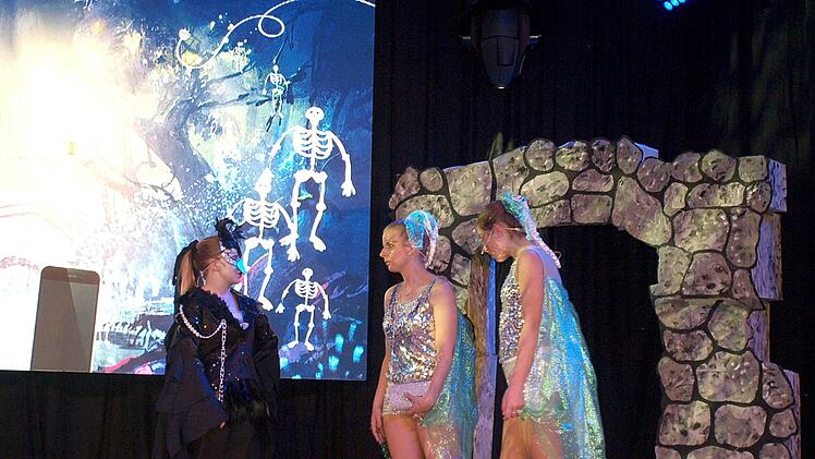 Die diebische Elster Dorothea (Elena Wich, links) hilft  den beiden Traumfliegerinnen Ayla (Tanja Kotschenreuther) und Sira (Nina  Zeuß, rechts). Foto: Susanne Deuerling