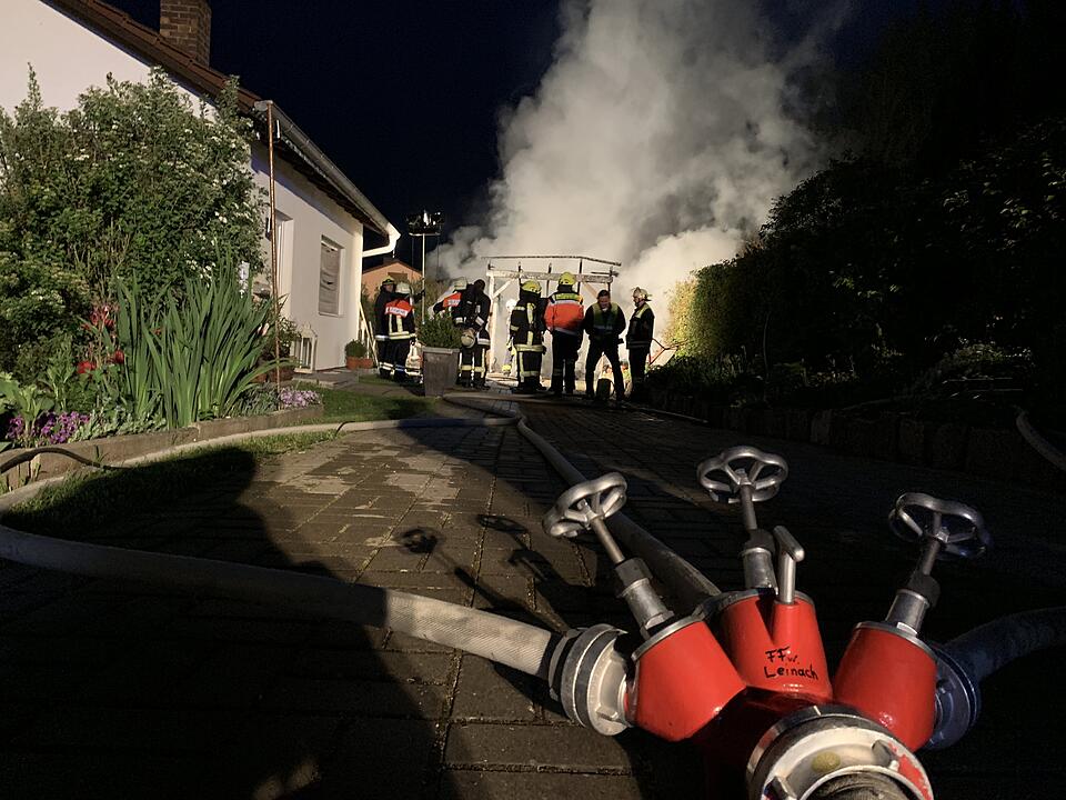Ein am Samstagmorgen aus bislang unbekannter Ursache ausgebrochener Brand eines Carports in Leinach (Landkreis Würzburg/Unterfranken) griff auf eine benachbarte Hütte über und führte zum vollständigen Ausbrennen eines Peugeots, eines Motorbootes und Wohnwagens.