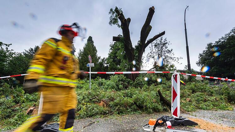 In Deutschland ist es am Wochenende zu starken Gewittern gekommen Und auch am Genfer See wüteten Unwetter: Zwei Frauen sind dabei ums Leben gekommen. Foto: Martial Trezzini/KEYSTONE/dpa