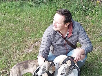 Bei diesem Foto ist die Perspektive von oben nach unten ungünstig gewählt. Außerdem sollte man bei Mensch wie Tier darauf achten, die Beine nicht abzuschneiden. Fotos: Kerstin Junker