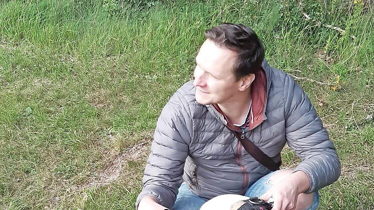 Bei diesem Foto ist die Perspektive von oben nach unten ungünstig gewählt. Außerdem sollte man bei Mensch wie Tier darauf achten, die Beine nicht abzuschneiden. Fotos: Kerstin Junker