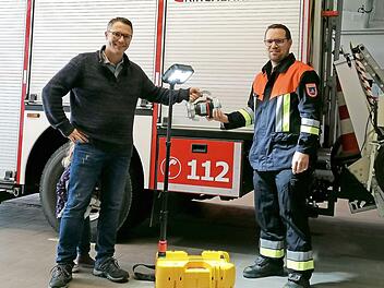 Der Zahnarzt Ludwig Miller &uuml;bergab an Kommandant Sebastian M&uuml;ller symbolisch die Ger&auml;te.