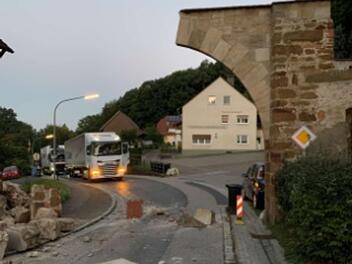 Gnadenberg bei Altdorf: Lastwagen prallt gegen historisches Tor - "zentnerschwere Gesteinsbrocken" Gnadenberg bei Altdorf: Lastwagen prallt gegen historisches Tor - "zentnerschwere Gesteinsbrocken"