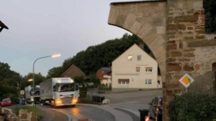 Gnadenberg bei Altdorf: Lastwagen prallt gegen historisches Tor - "zentnerschwere Gesteinsbrocken"