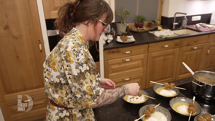 Lena richtet die Vorspeise an: Knoblauchsuppe und Entenpralinen.