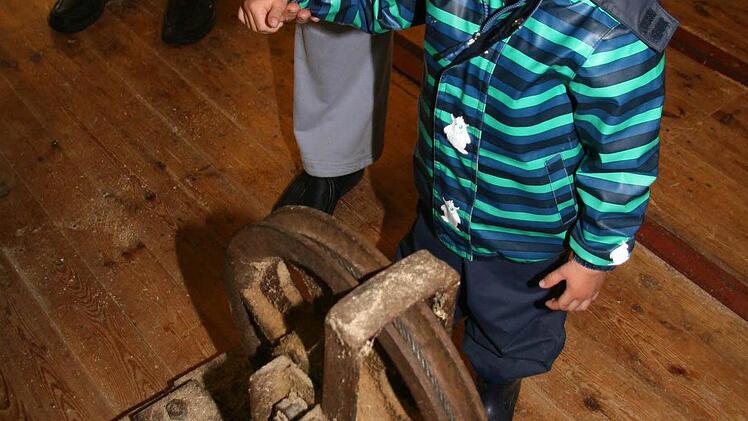 Klein-Vincent fand alles sehr aufregend, als sich die Schneidmühle in Bewegung setzte.