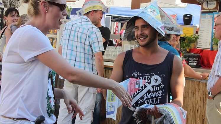 Chris Landendörfer betätigt sich als Zeitungs(hut)bote.